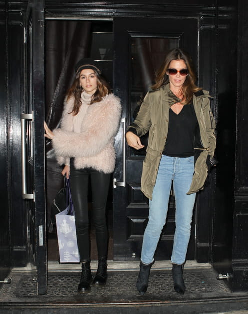 Kaia Gerber en fausse fourrure rose