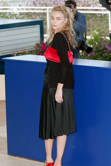 Emmanuelle Béart en robe noire midi