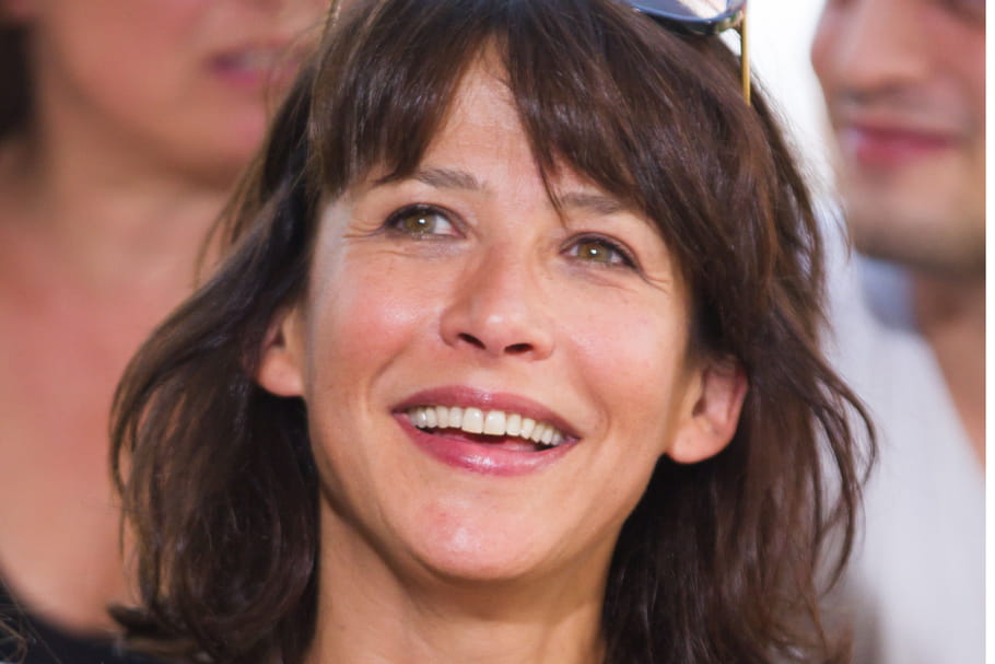 Sophie Marceau soutient HOLD-UP sur la Covid-19, Carla Bruni aime : fake news du docu "complotiste"