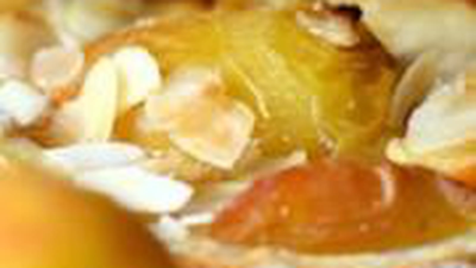 Tarte fine sablée aux prunes, amandes et gingembre