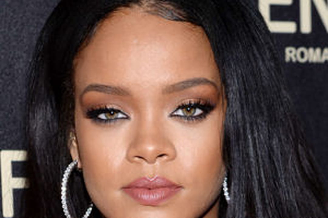 Le make-up cuivré de Rihanna