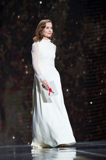 Isabelle Huppert en robe longue blanche
