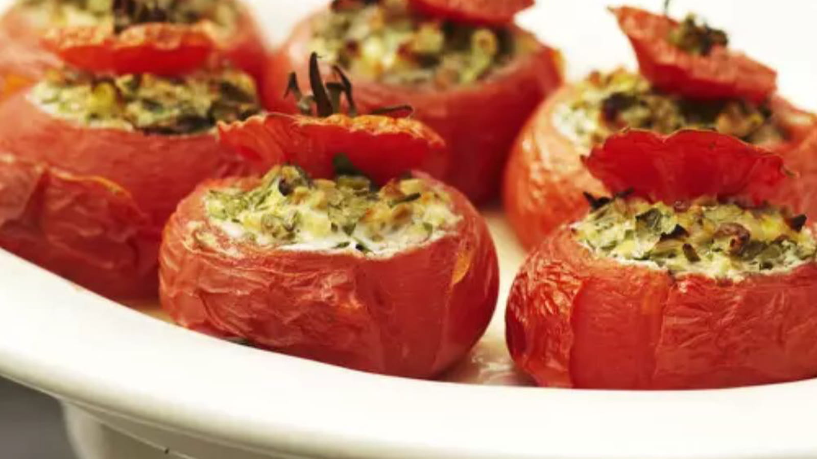Tomates farcies au fromage frais, aux noisettes et aux fines herbes