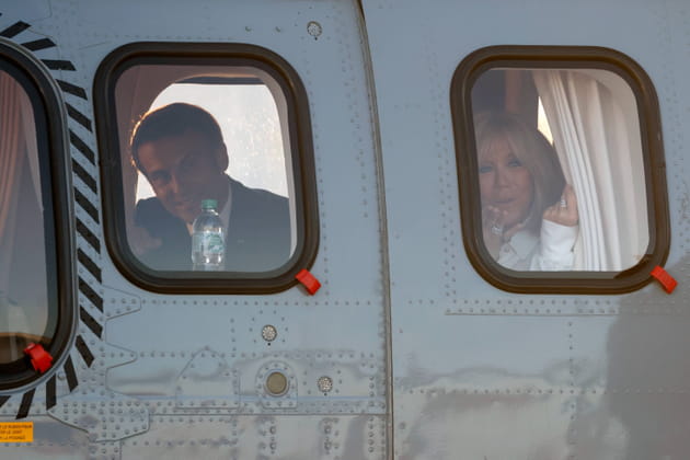 Les Macron, dans l'avion à destination de Munich, en Allemagne, le 26 juin