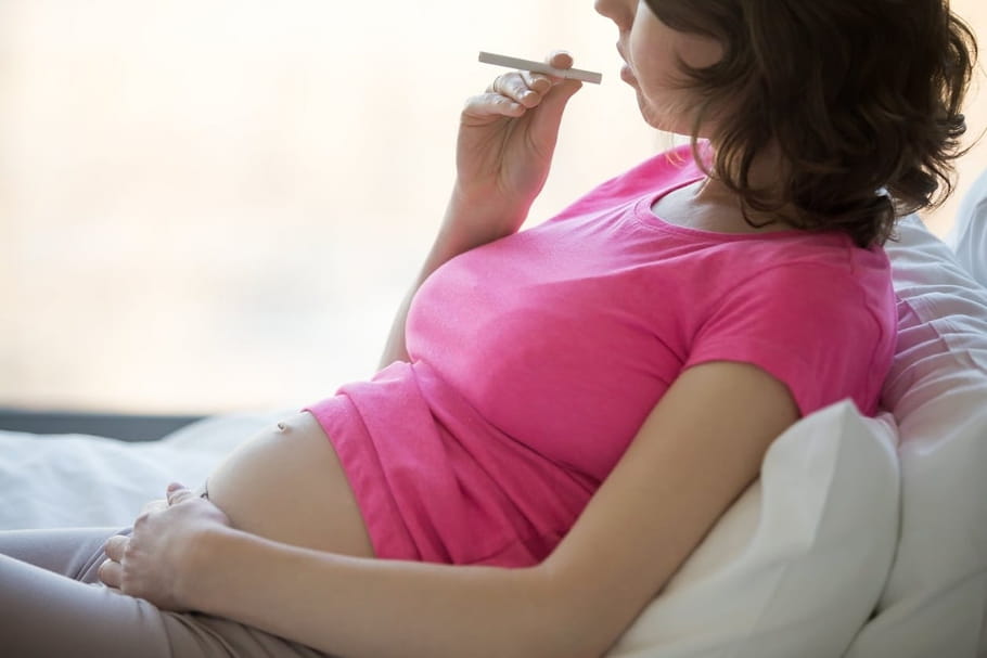 Fumer enceinte : risques et aides pour arrêter la cigarette