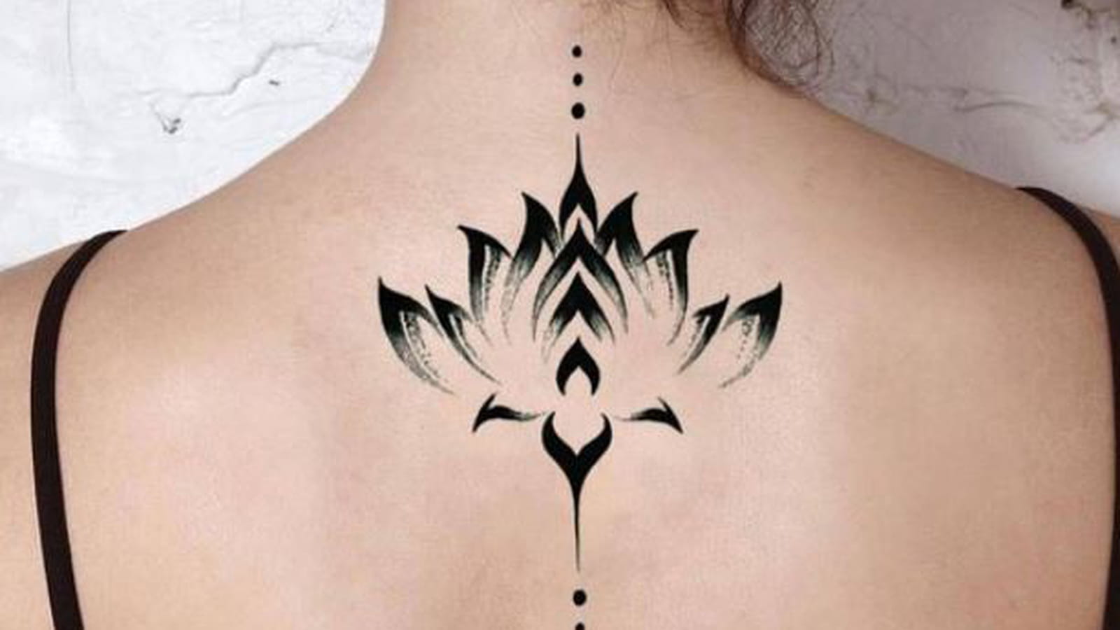 Fleur de lotus sombre dans le dos
