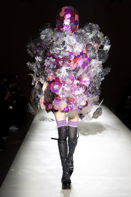 Robe métallisée multicolore et bas cloutés aperçus sur le défilé Noir Kei Ninomiya