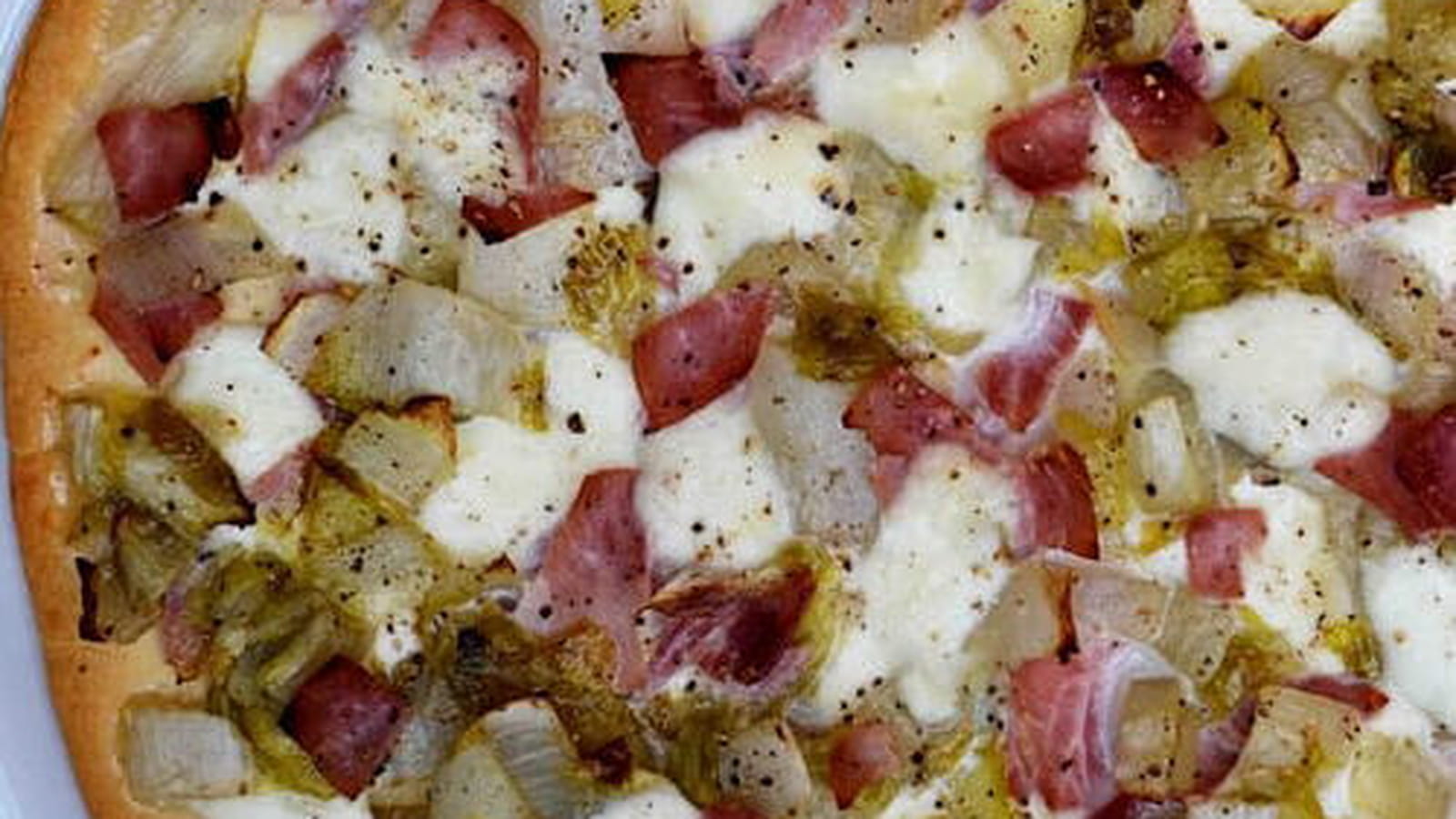 Pizza aux chicons, jambon, mozzarella et miel