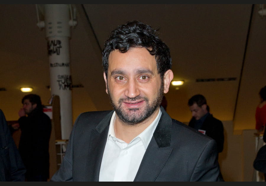 Les cheveux noirs de Cyril Hanouna