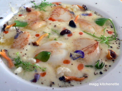 Noix de St-Jacques en crème de chou fleur, chanterelles, petites herbes et fleurs du temps