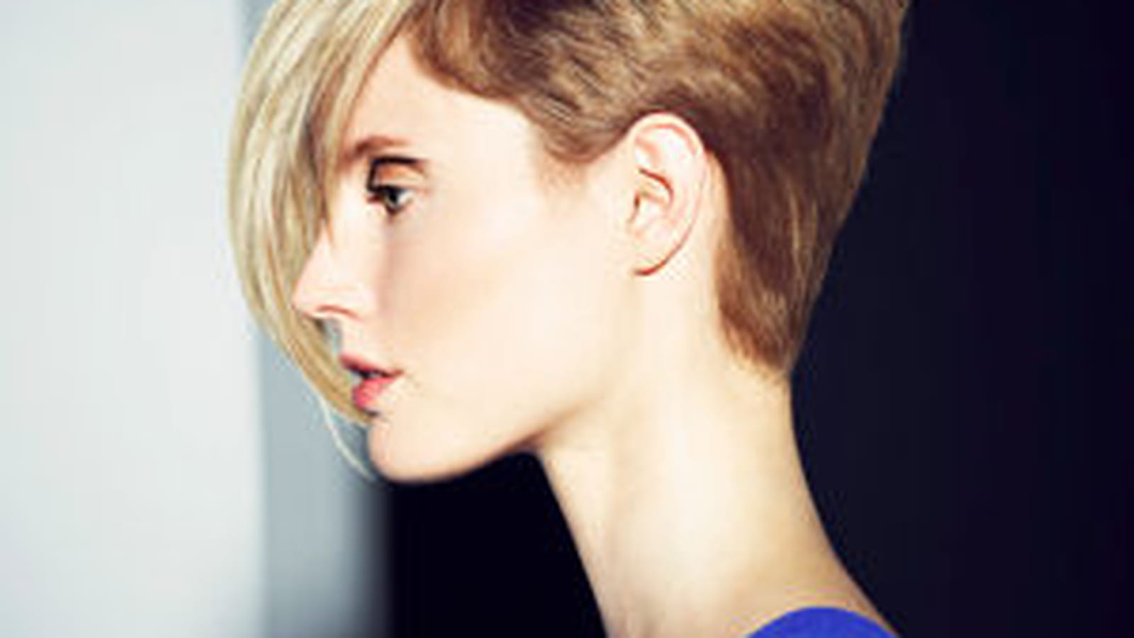 Coupe boyish et frange longue 