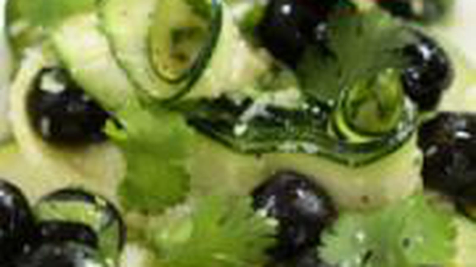 Salade de courgettes et olives noires au parmesan