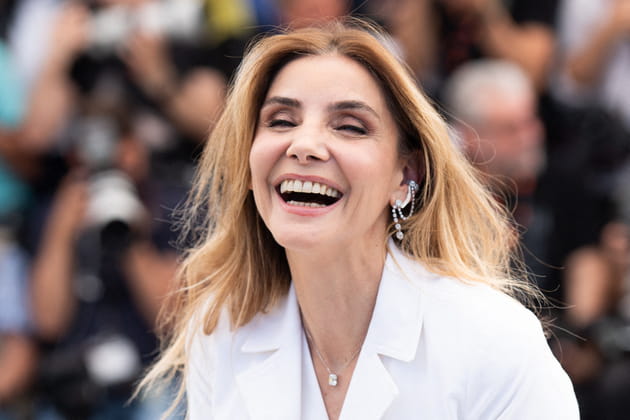 Clotilde Courau se poile devant les photographes