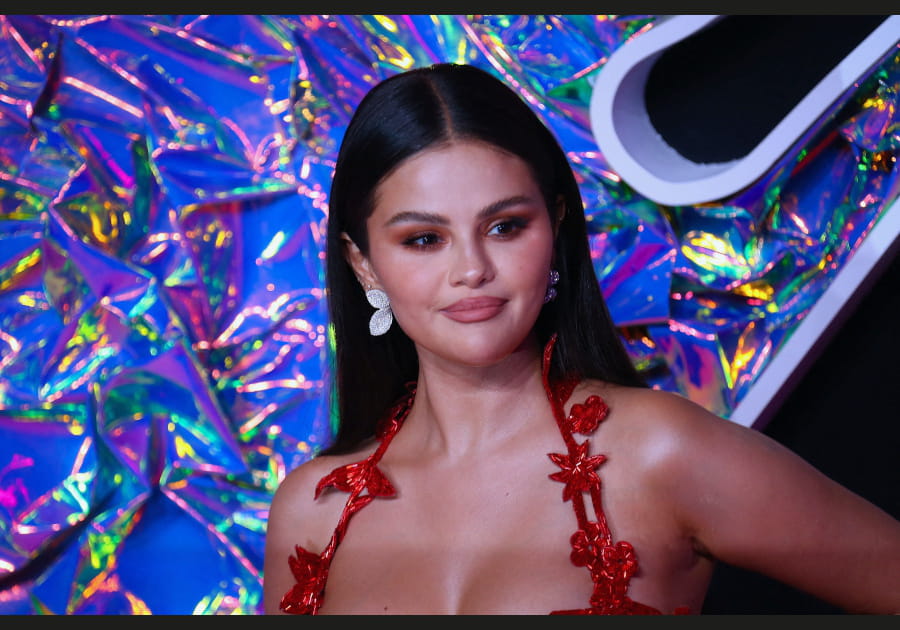 Selena Gomez, incendiaire avec son regard charbonneux