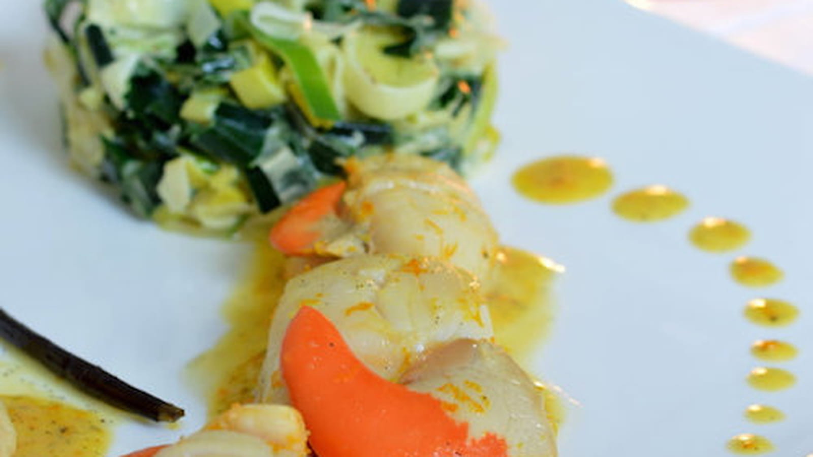 Noix de Saint Jacques à la vanille et à l'orange, et fondue de poireaux