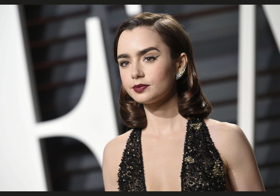 Lily Collins, r&eacute;tro avec son carr&eacute; rentrant