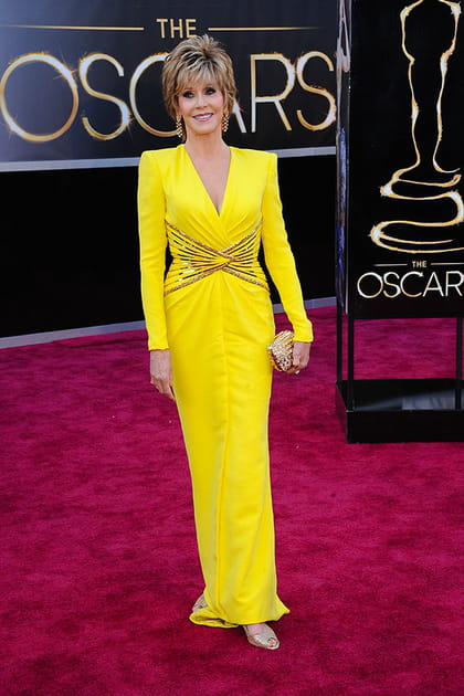 Jane Fonda en longue robe jaune poussin