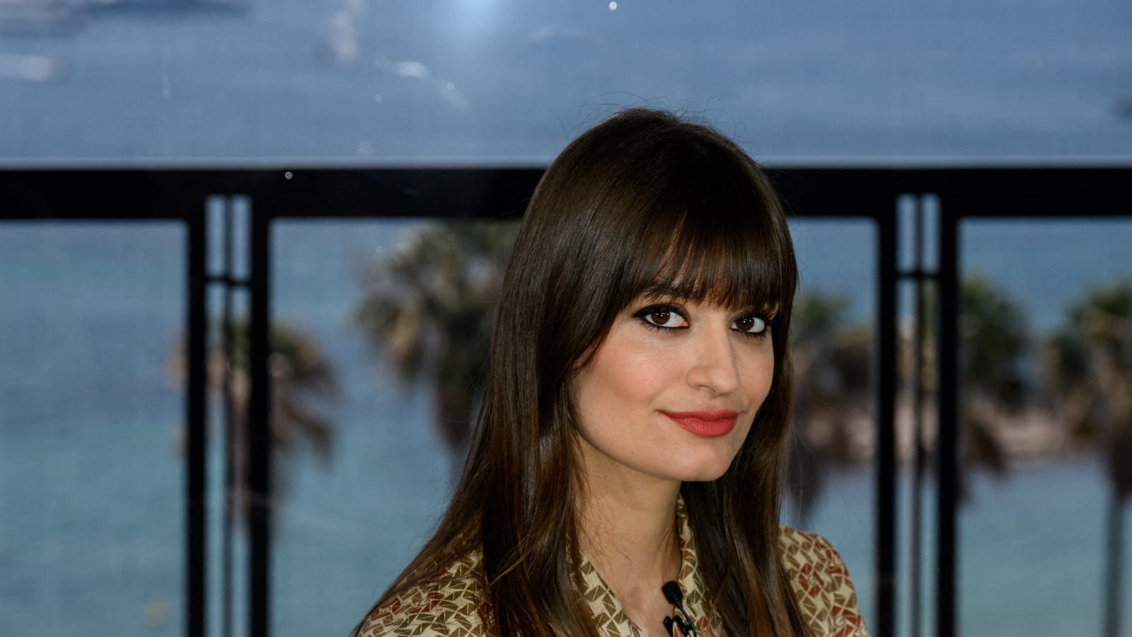Le maquillage charbonneux de Clara Luciani 