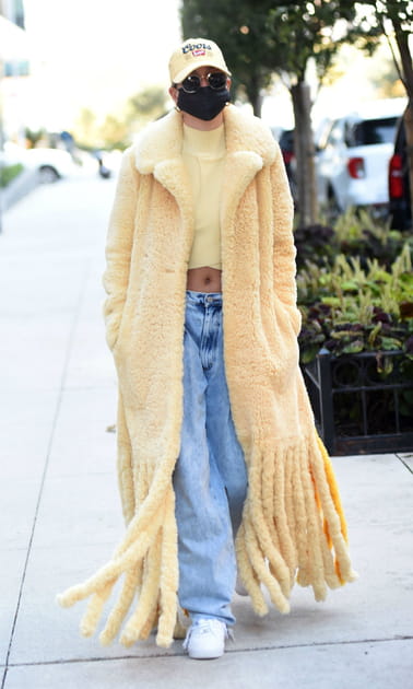 FLOP&nbsp;: Hailey Bieber en manteau laine frang&eacute;