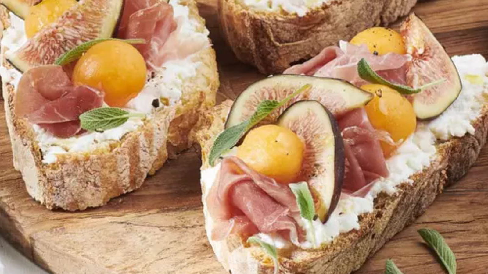 Bruschetta, brousse de brebis, figues, jambon cru, billes de melon et sauge