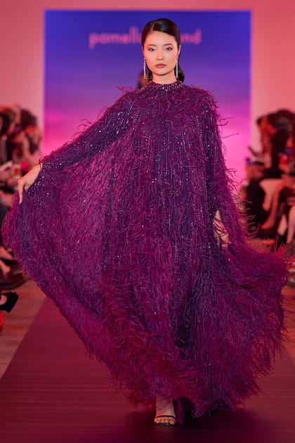 Robe lie-de-vin &agrave; plumes aper&ccedil;ue&nbsp;sur le d&eacute;fil&eacute; Pamella Roland