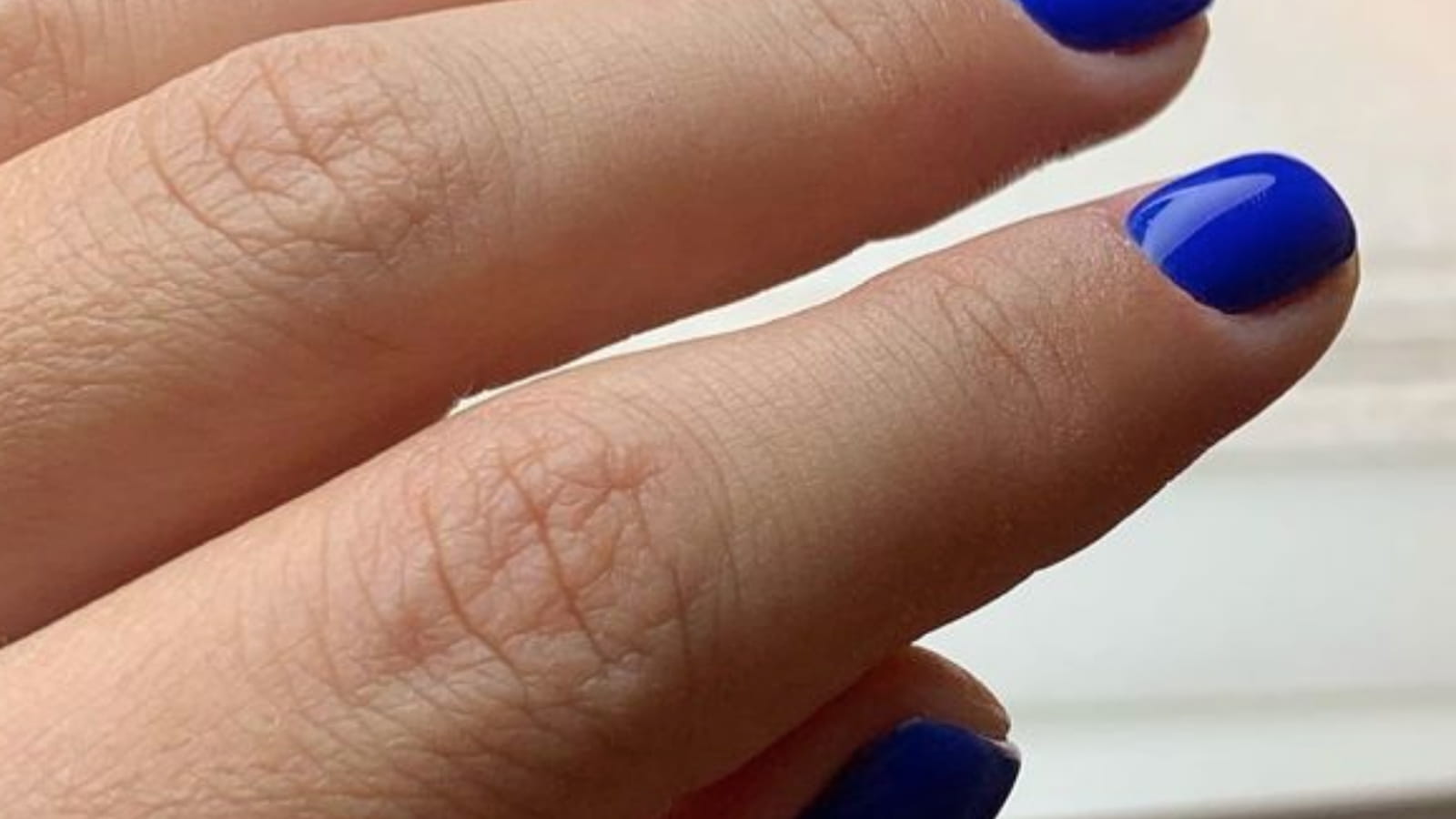 Des ongles bleu klein