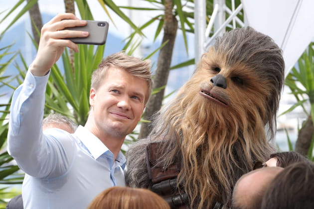 Joonas Suotamo prend un selfie avec Chewbacca