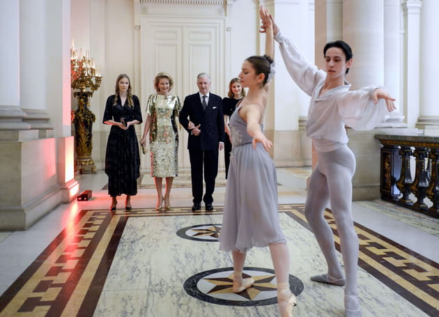 La famille royale de Belgique admire les danseurs de ballet avant le concert de No&euml;l