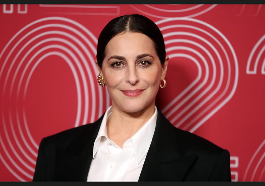 Le sleek bun d'Amira Casar