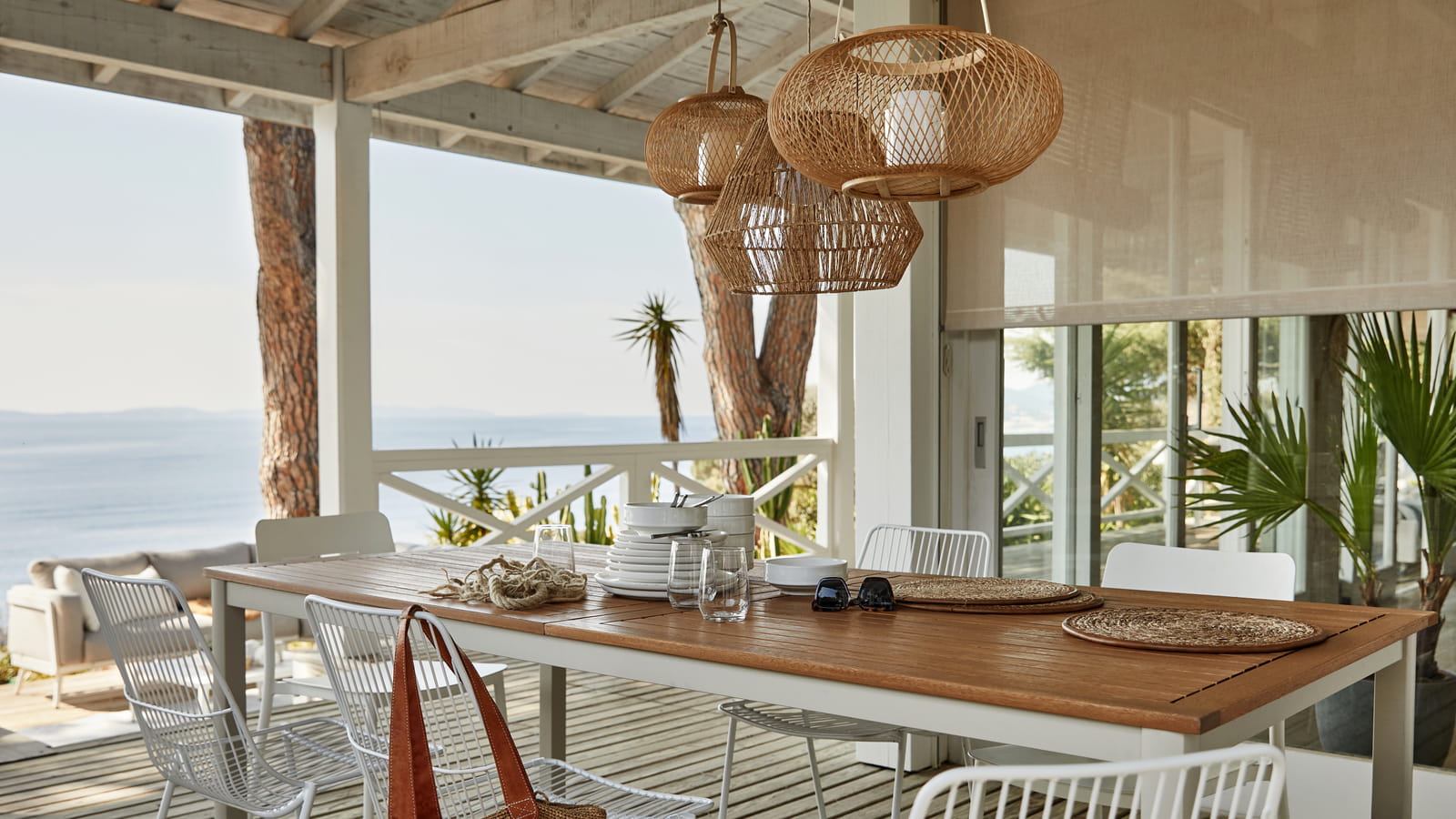 Table blanche et bois