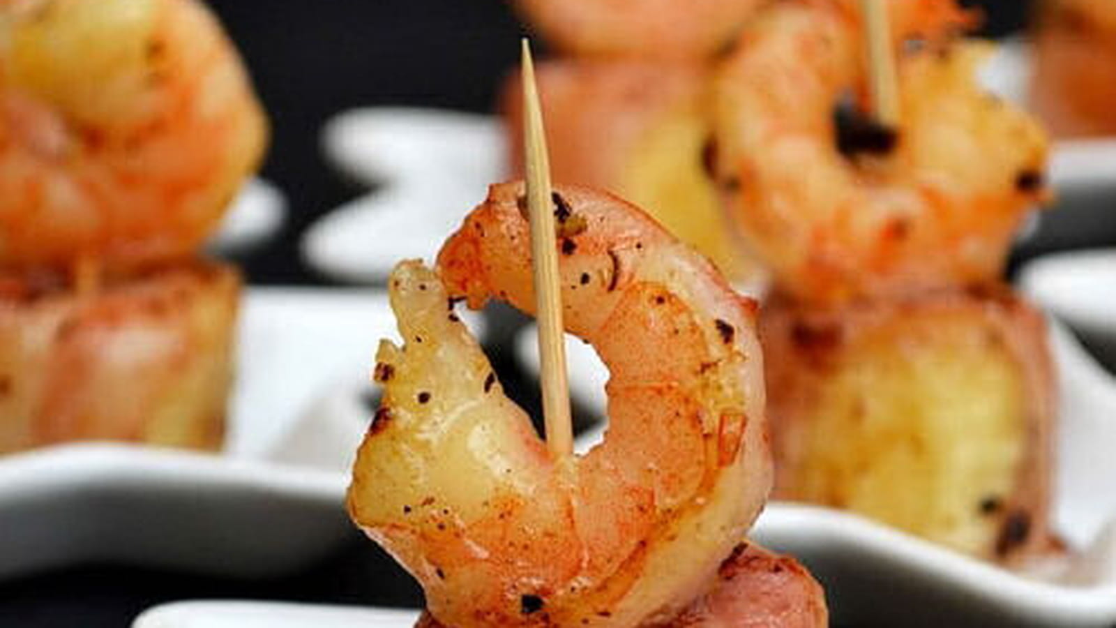 Bouchées de crevettes et banane au lard, épicées aux baies de Timur