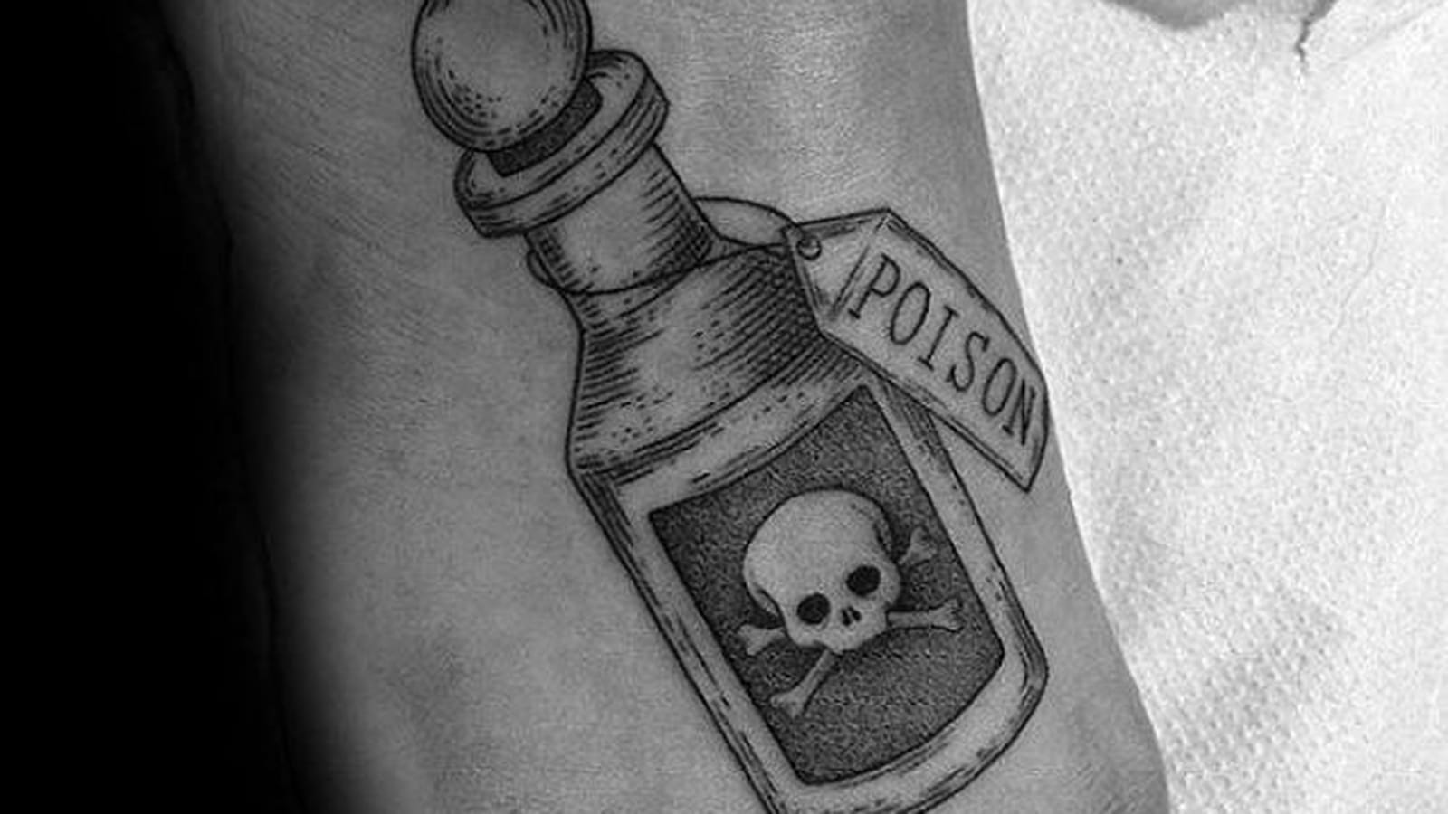 Tête de mort et poison sur le pied