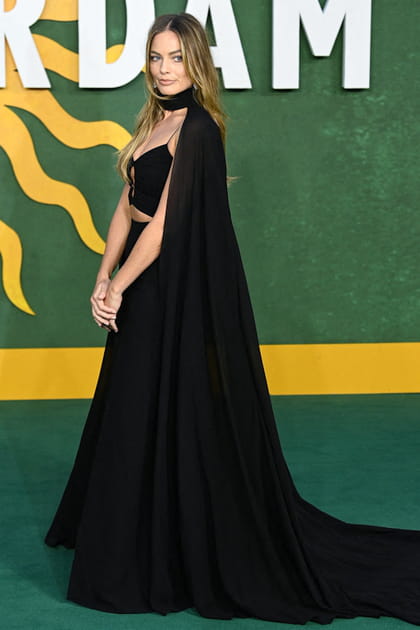 Margot Robbie en robe longue noire à cape