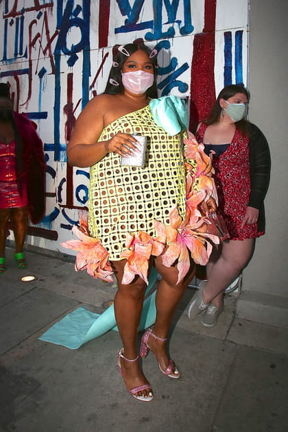 FLOP : Lizzo en robe avec fleurs et noeud