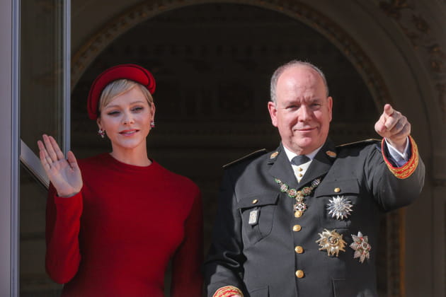 Charlene et Albert de Monaco saluent la foule au balcon du palais princier