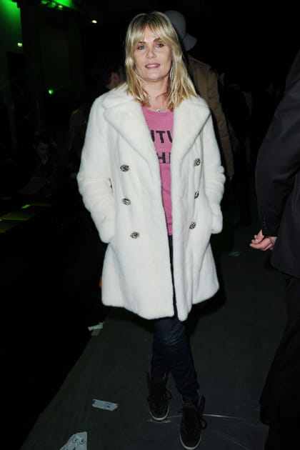 Emmanuelle Seigner, décontractée au défilé Alexandre Vauthier