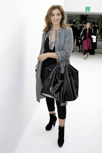 Clotilde Courau en combinaison noire et veste en tweed Chanel