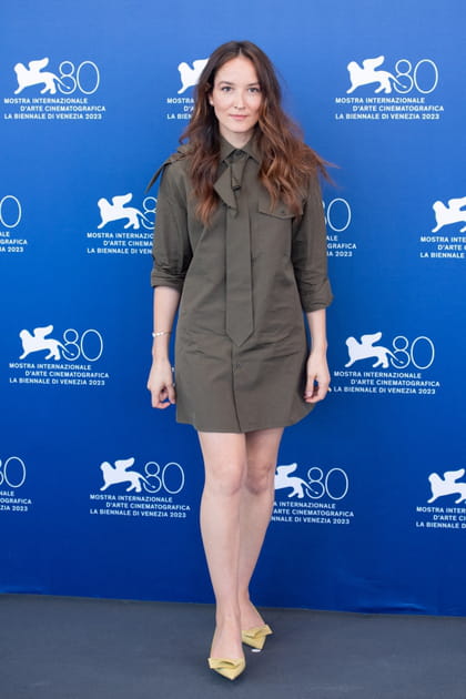 Ana&iuml;s Demoustier en robe taupe courte avec cravate