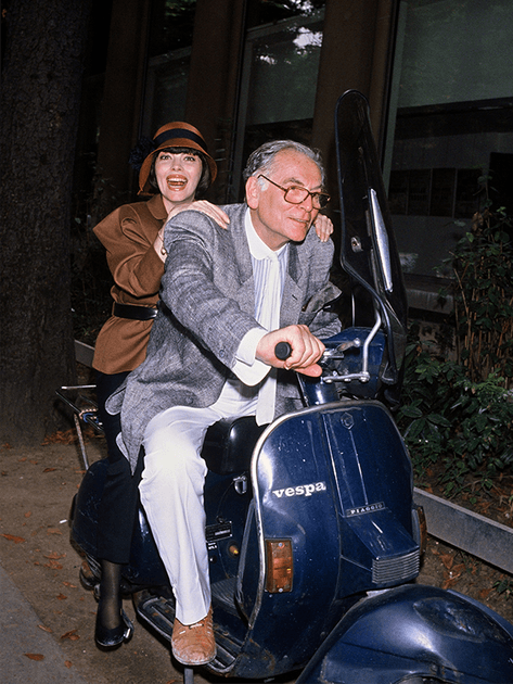 Pierre Cardin et Mireille Mathieu sur un scooter à Paris en 1989