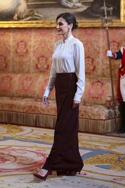 Letizia d'Espagne en blouse ivoire et jupe bordeaux