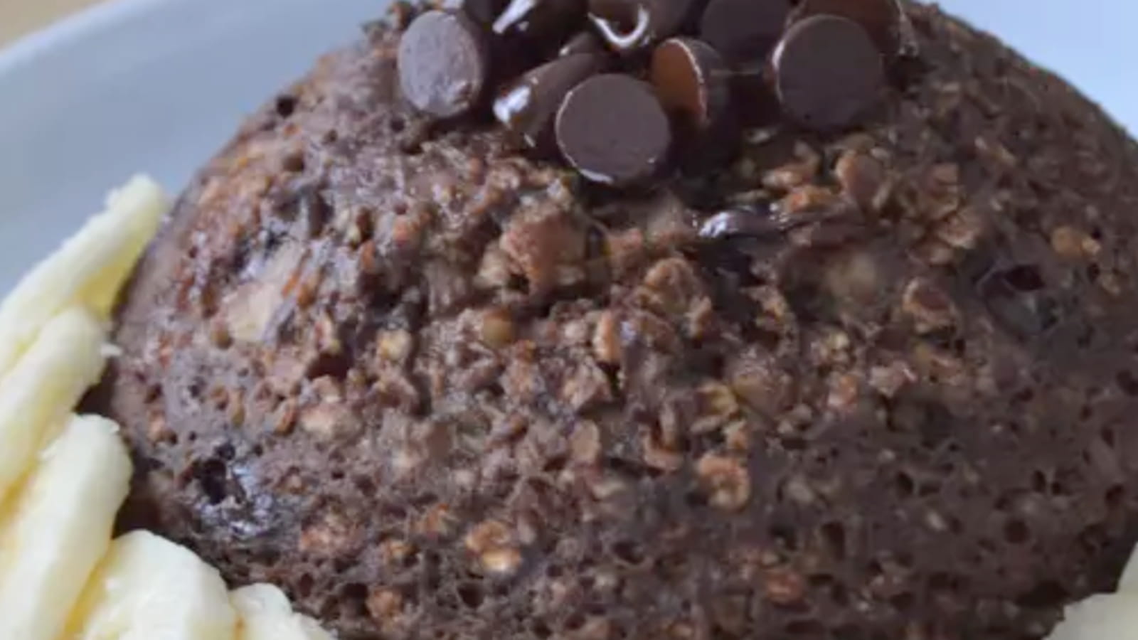 Bowl cake chocolat et banane fraîche