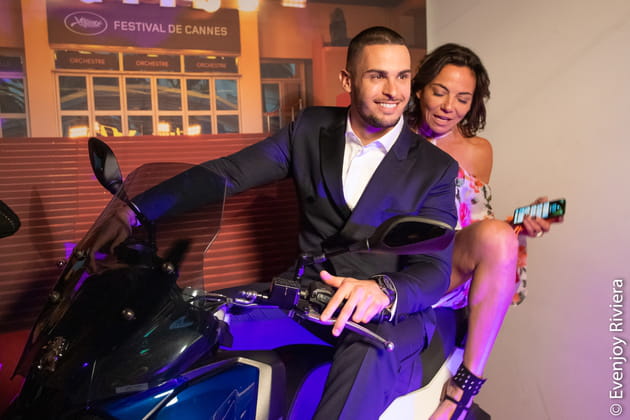 Baptiste Giabiconi apprend &agrave; faire de la moto &agrave; Sandra Sisley