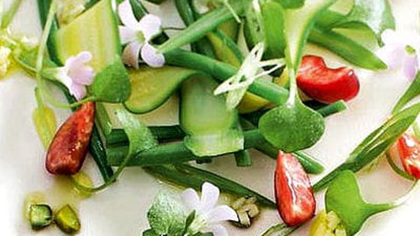 Salade de courgette, haricot et cerise, sauce pistache
