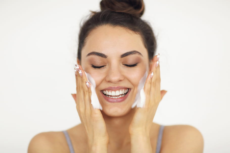 Conseils pour la peau : produits et bons gestes pour un visage rayonnant