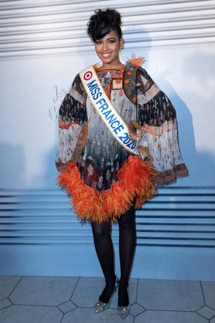 Clemence Botino en robe &agrave; plumes