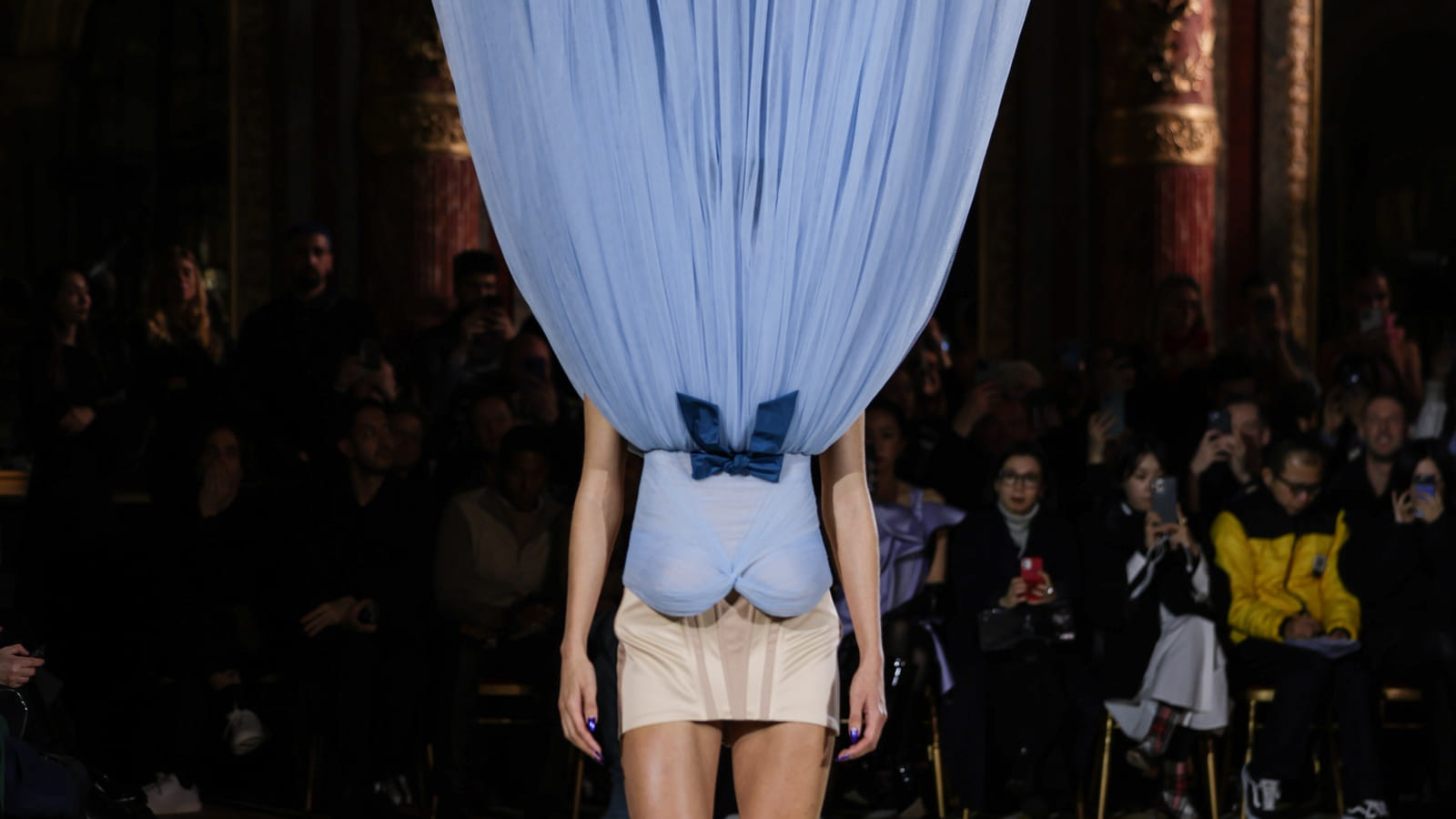 Cette maison de couture fait défiler ses robes la tête en bas