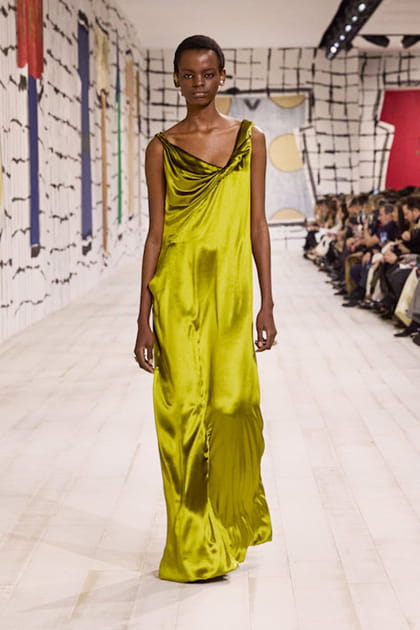 Robe drap&eacute;e verte en satin aper&ccedil;ue sur le d&eacute;fil&eacute; Dior