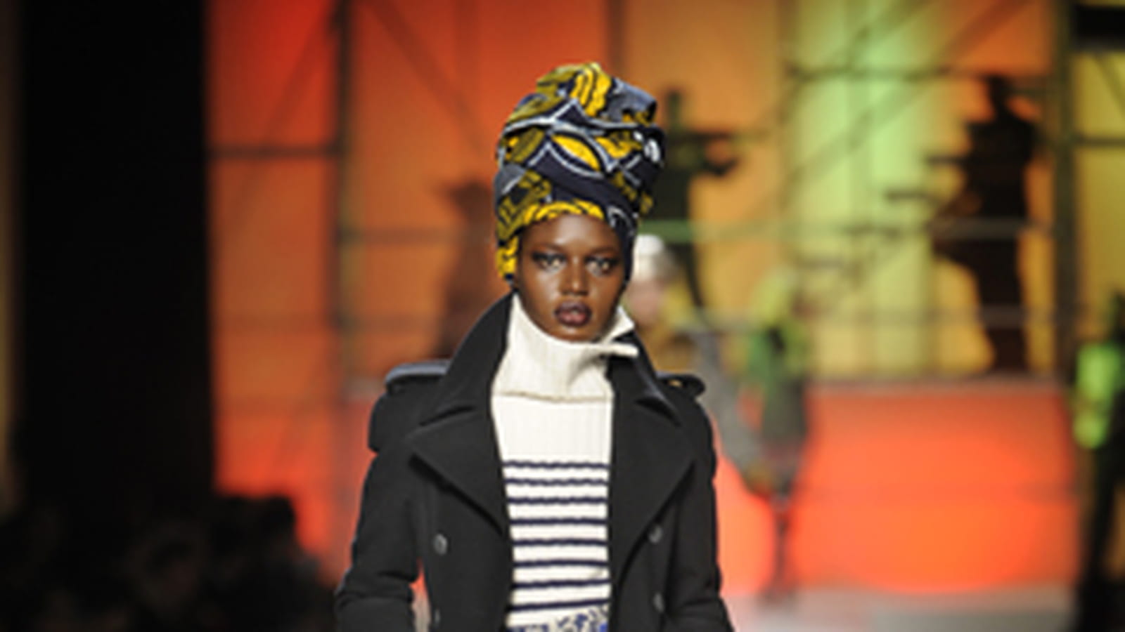 Foulard afro et pull marin