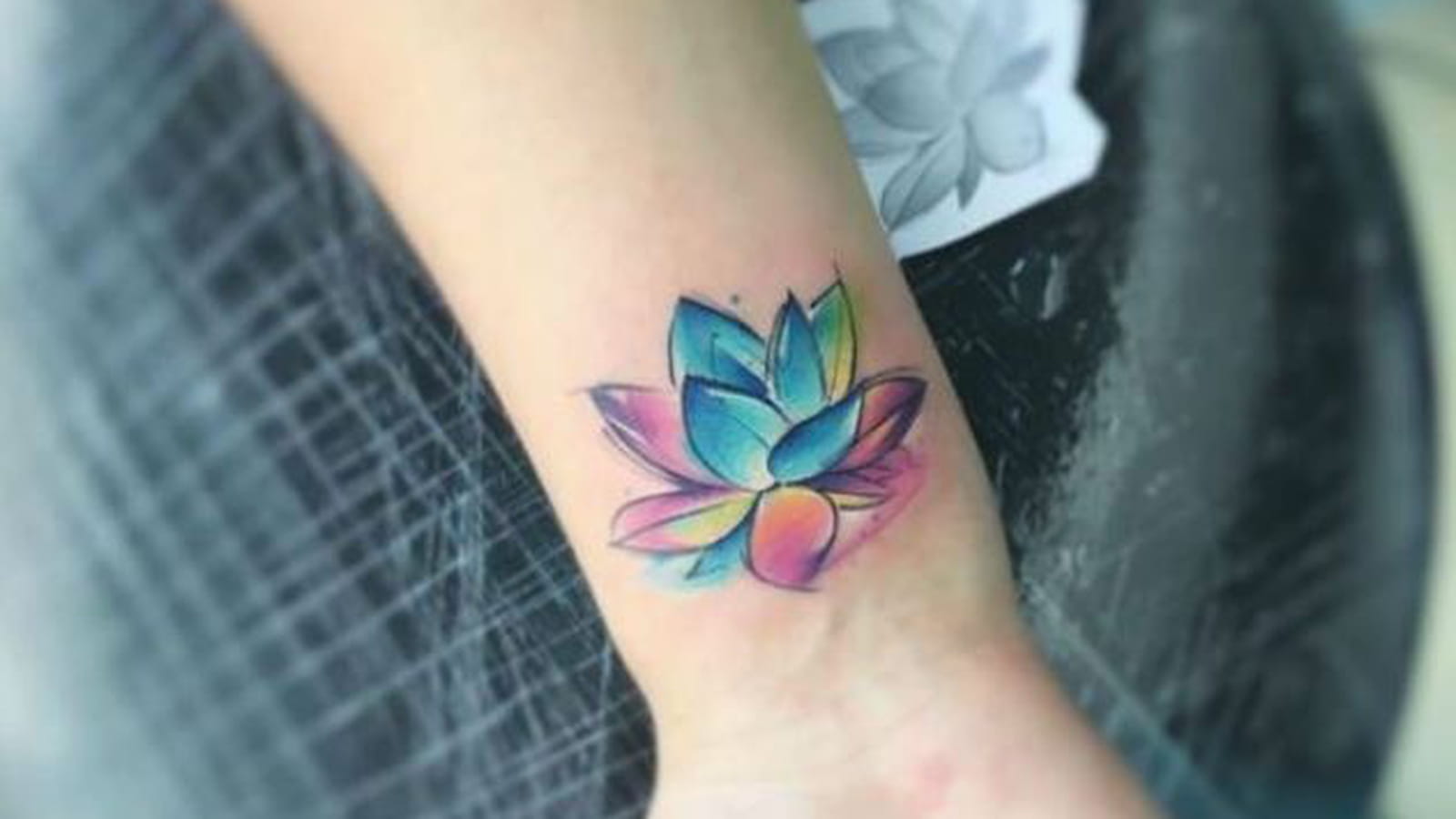 Fleur de lotus aquarelle sur le poignet