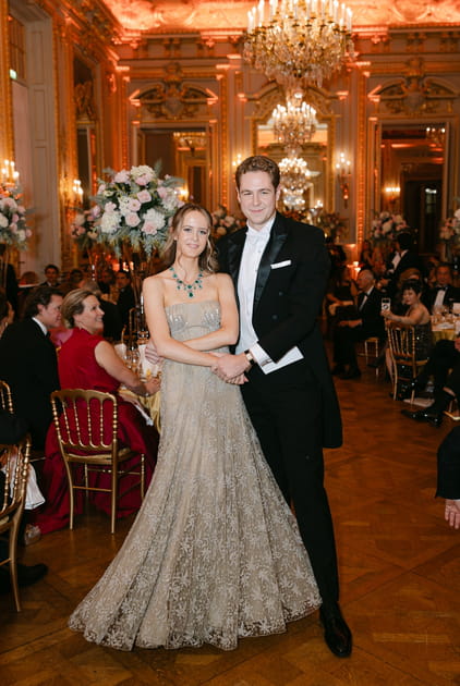 Lady Araminta Spencer Churchill et son cavalier, le baron Nicholas von Perfall posent au Bal des D&eacute;butantes